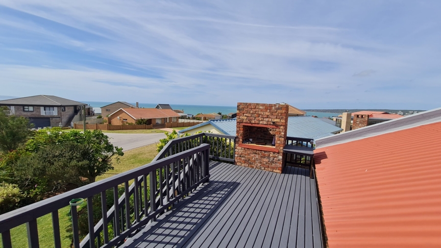 4 Bedroom Property for Sale in Boggomsbaai Western Cape